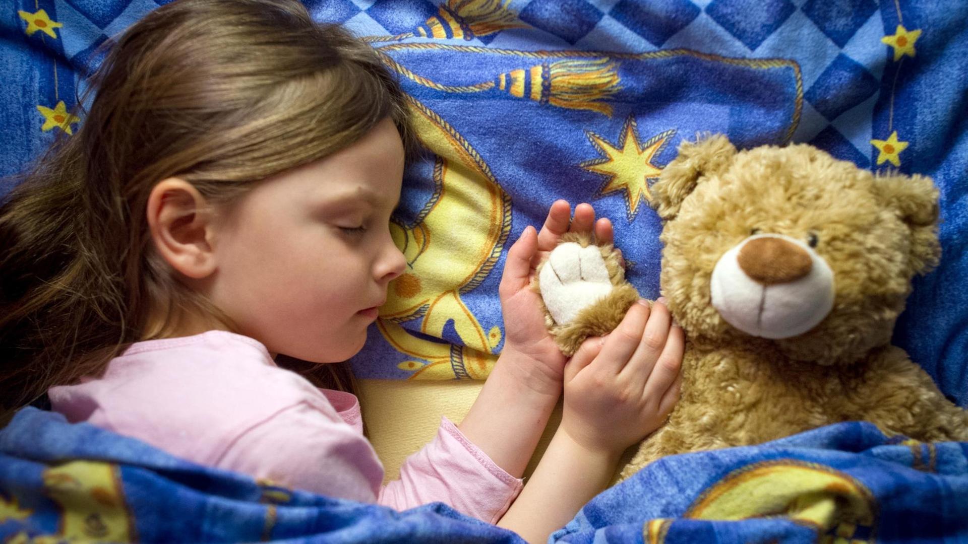 Schlafendes Kind mit Teddybär Schlafendes Kind mit Teddybär