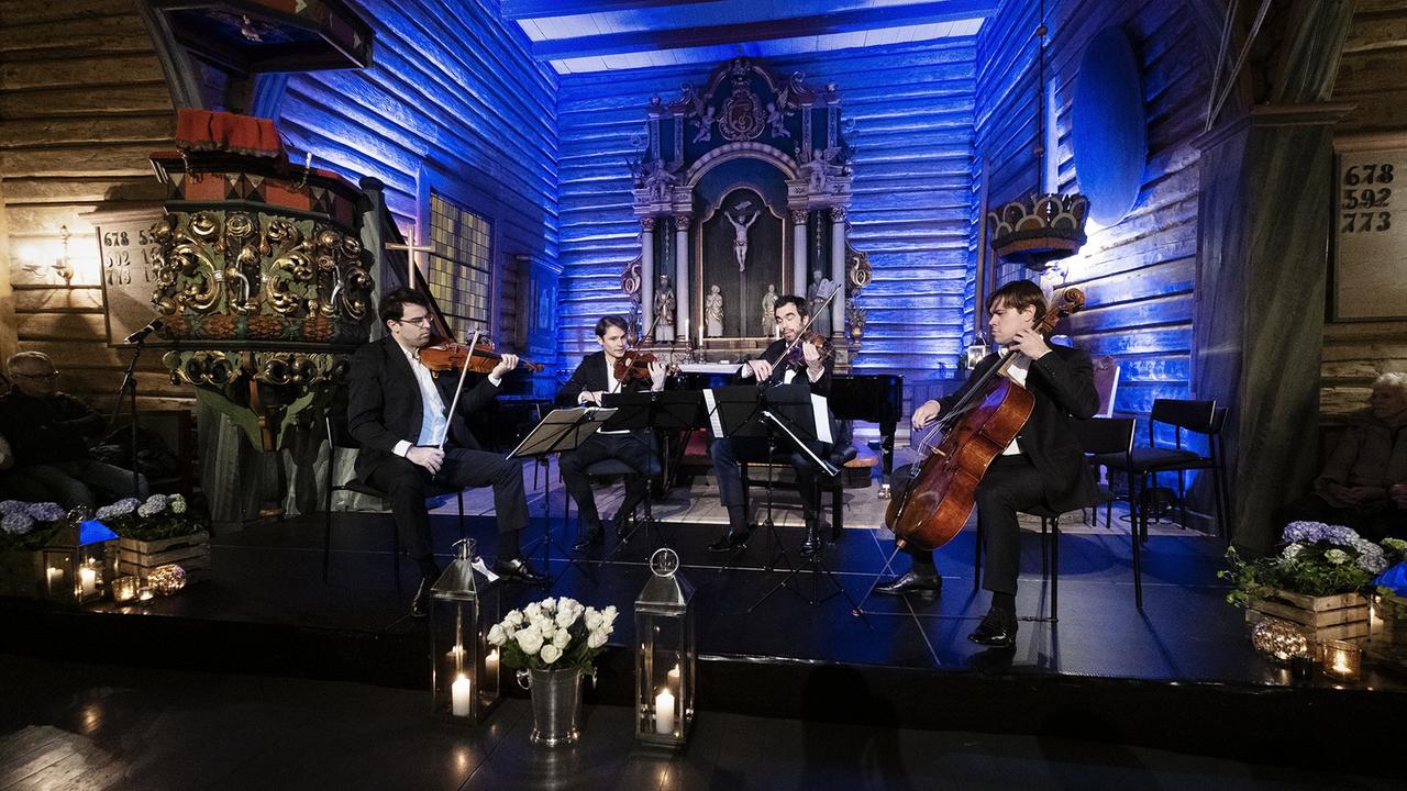Vier Musiker spielen vor dem Altar einer Bergkirche im Rahmen des Hemsing Festivals Vier Musiker spielen vor dem Altar einer Bergkirche im Rahmen des Hemsing Festivals
