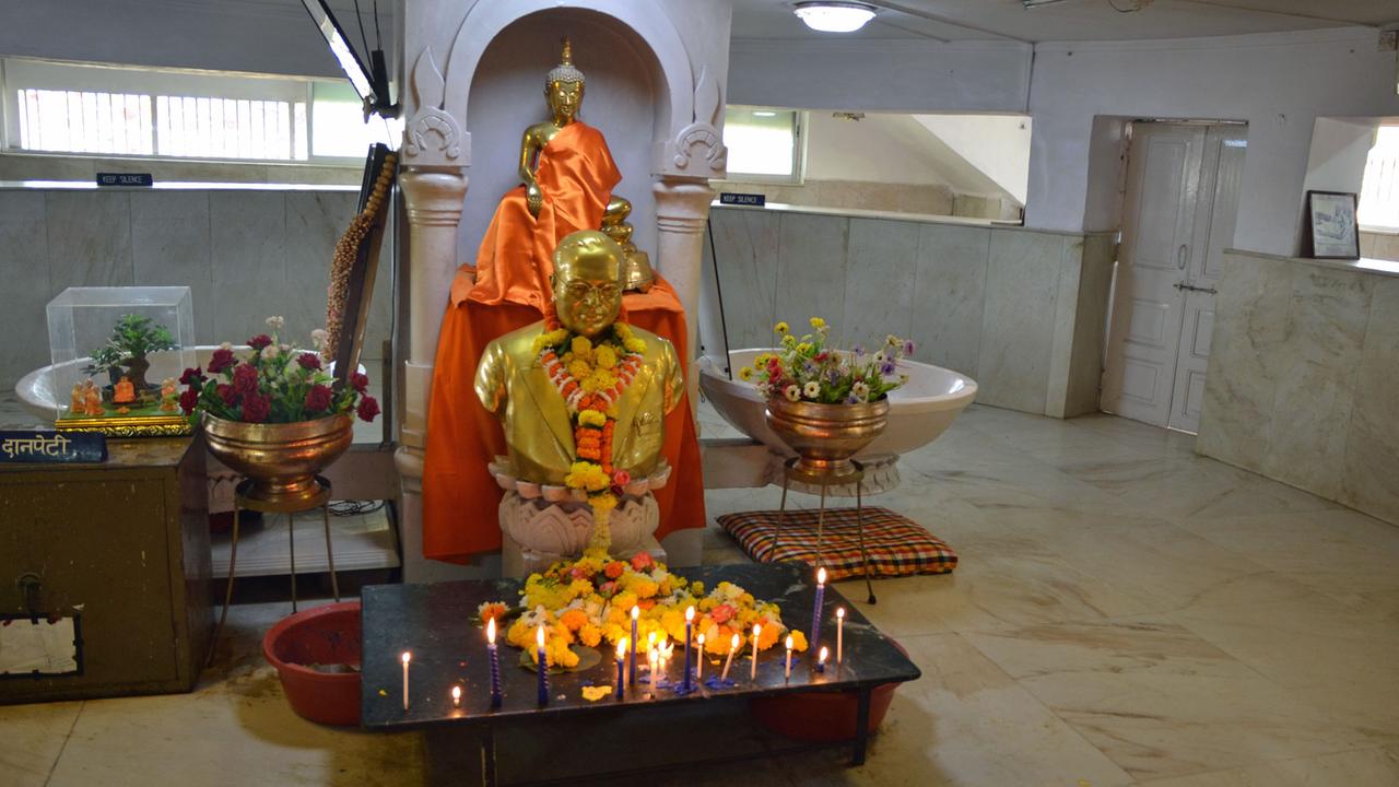 Das Heiligtum des Denkmals mit Statuen von Buddha und Ambedkar in Chaitya Bhoomi