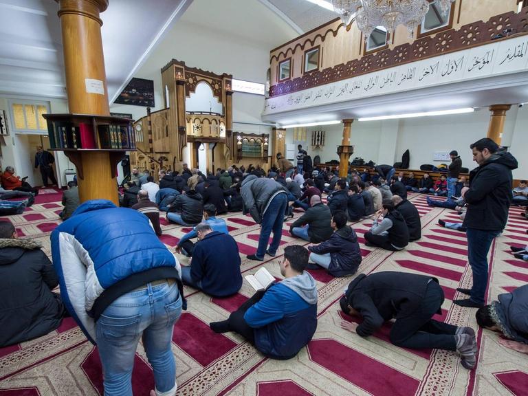 Freitagsgebet in der Dar-as-Salam-Moschee in Berlin Neukölln.