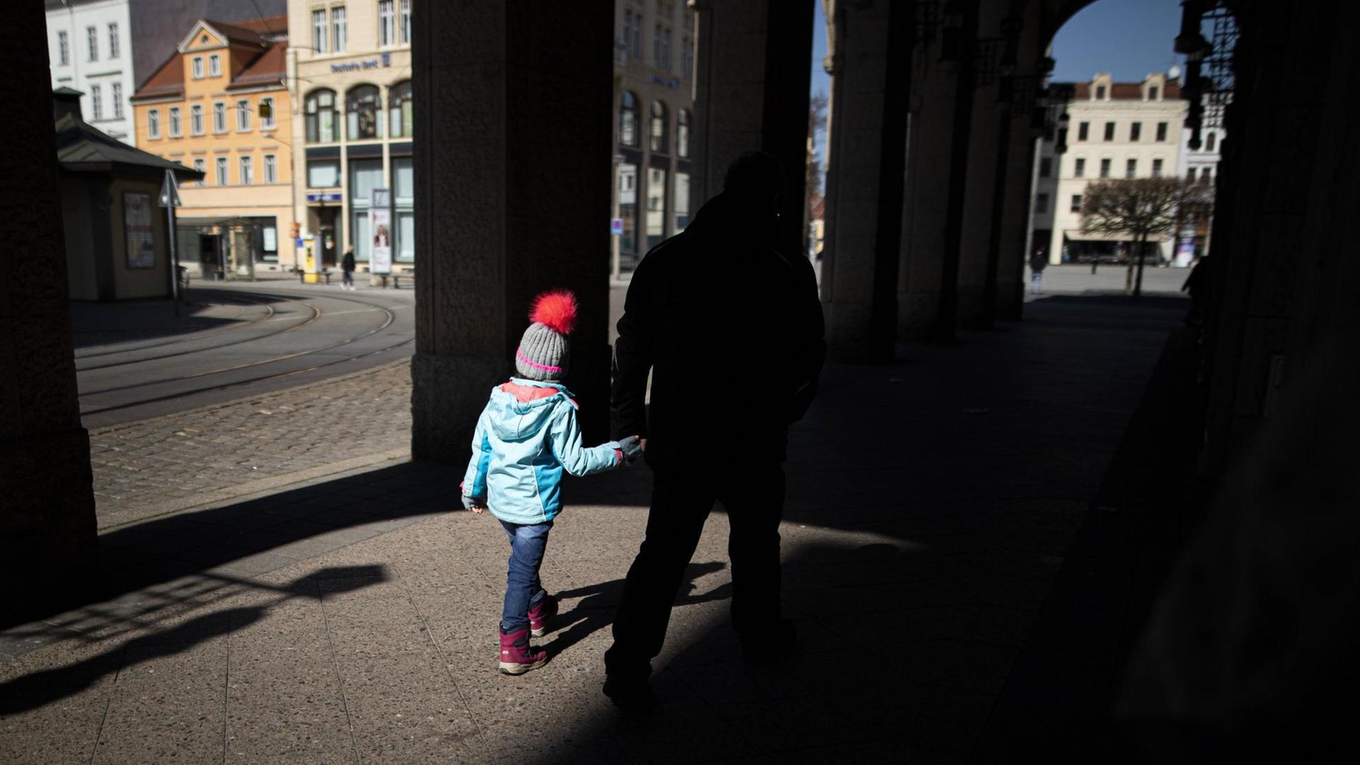 Ein Vater mit Kind in der Innenstadt von Görlitz. Ein Vater mit Kind in der Innenstadt von Görlitz.