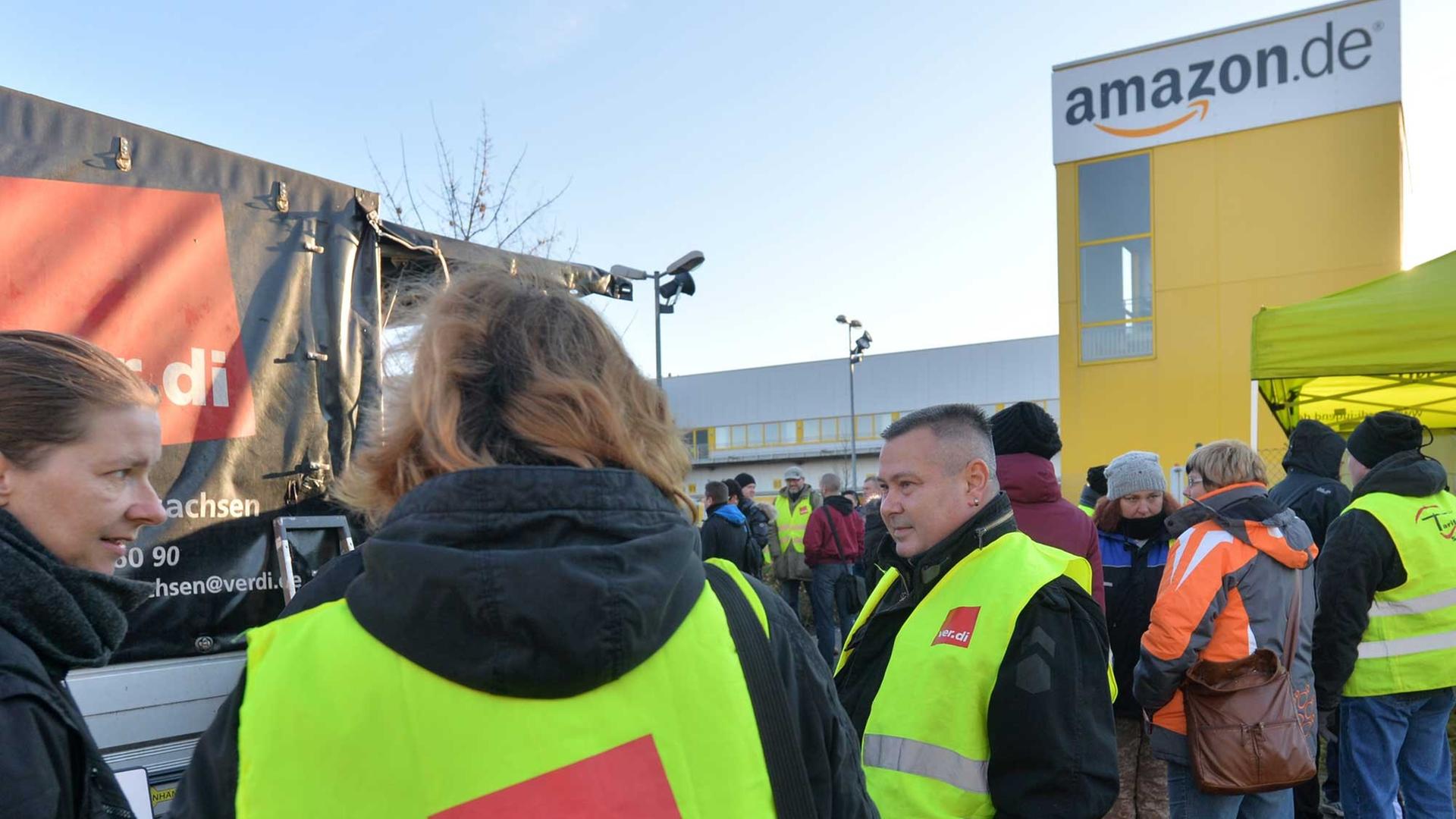 Wenige Tage vor Weihnachten haben Mitarbeiter von Amazon am 15.12.2014 in Leipzig (Sachsen) abermals mit einem Streik begonnen. Der Ausstand soll zunächst bis Mittwoch dauern. Wenige Tage vor Weihnachten haben Mitarbeiter von Amazon am 15.12.2014 in Leipzig (Sachsen) abermals mit einem Streik begonnen. Der Ausstand soll zunächst bis Mittwoch dauern.