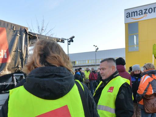 Wenige Tage vor Weihnachten haben Mitarbeiter von Amazon am 15.12.2014 in Leipzig (Sachsen) abermals mit einem Streik begonnen. Der Ausstand soll zunächst bis Mittwoch dauern.
