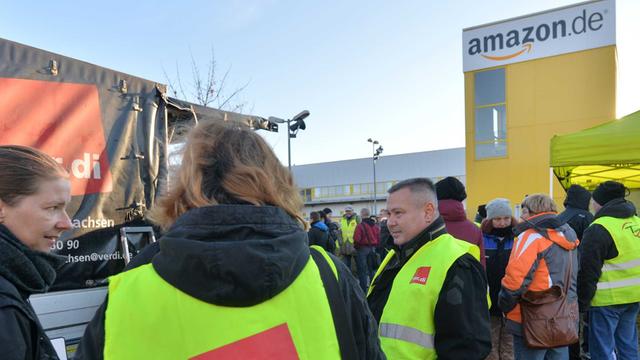 Wenige Tage vor Weihnachten haben Mitarbeiter von Amazon am 15.12.2014 in Leipzig (Sachsen) abermals mit einem Streik begonnen. Der Ausstand soll zunächst bis Mittwoch dauern.