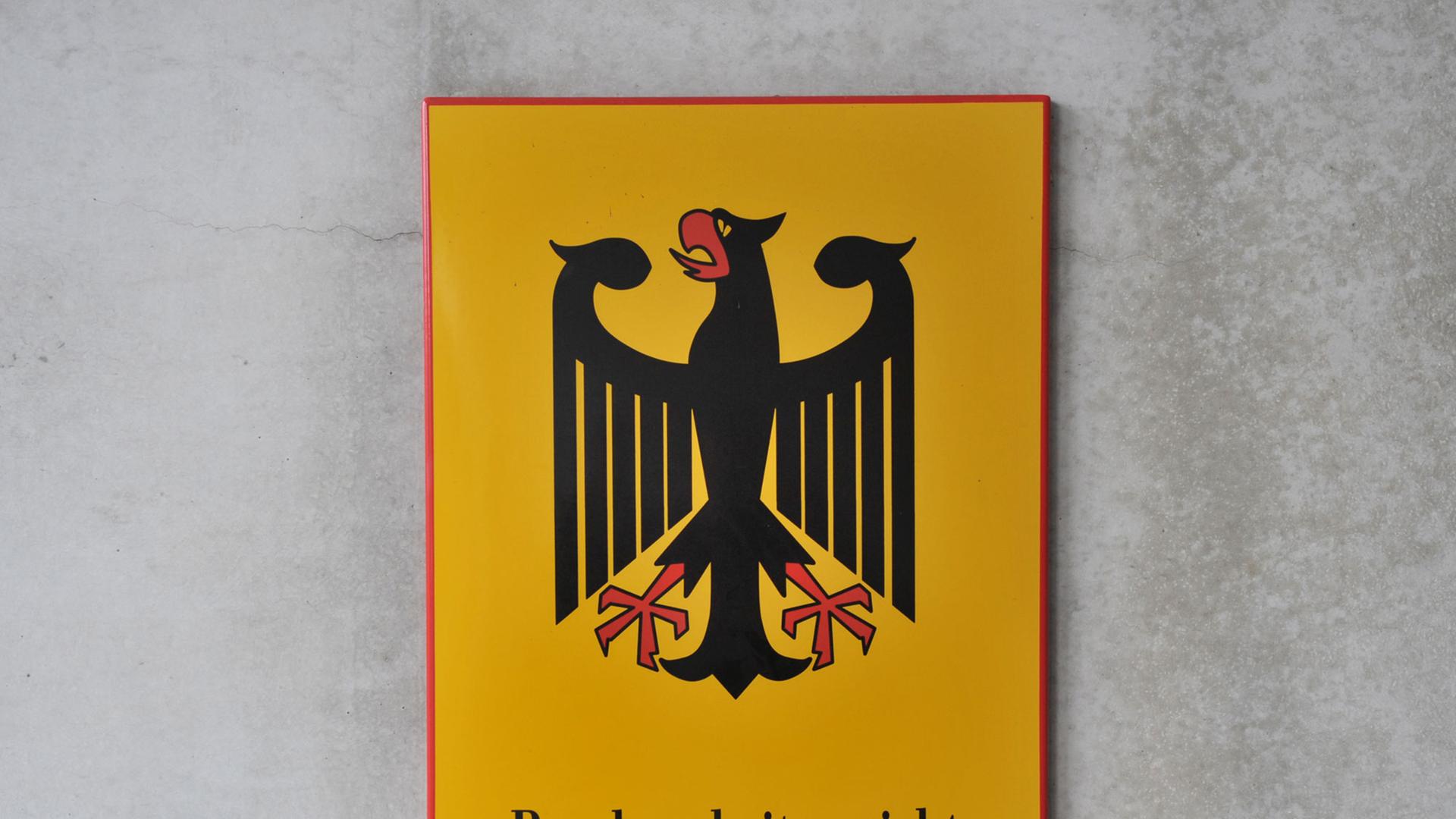 Ein Behördenschild hängt in Erfurt (Thüringen) am Bundesarbeitsgericht, aufgenommen am 20.11.2012.