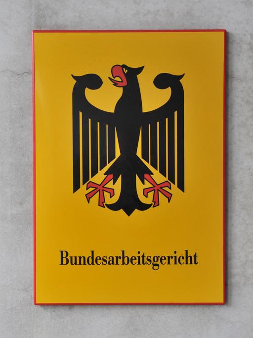 Ein Behördenschild hängt in Erfurt (Thüringen) am Bundesarbeitsgericht, aufgenommen am 20.11.2012.