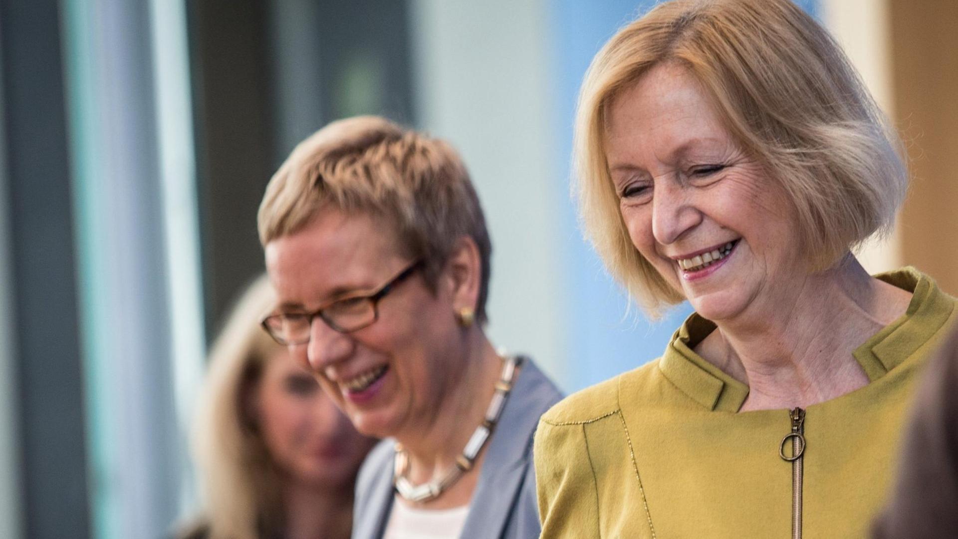Die Bund-Länder-Vereinbarung zur Spitzenforschung in Deutschland steht. Im Bild Bundesforschungsministerin Johanna Wanka (CDU) und die Bremer Senatorin für Wissenschaft Eva Quante-Brandt (SPD). Die Bund-Länder-Vereinbarung zur Spitzenforschung in Deutschland steht. Im Bild Bundesforschungsministerin Johanna Wanka (CDU) und die Bremer Senatorin für Wissenschaft Eva Quante-Brandt (SPD).