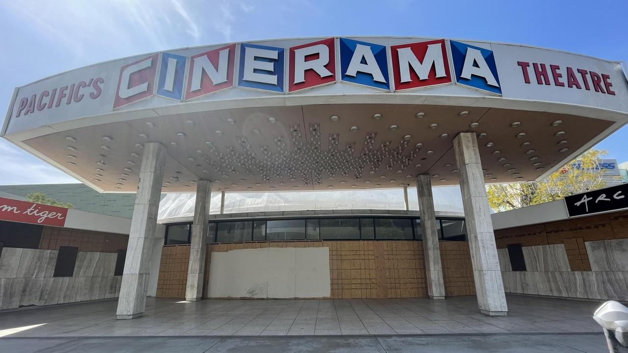 Cinerama steht in großen Lettern auf einem breiten hohen Dach auf vier Säulen.