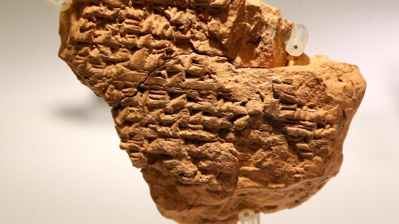 Steintafel mit Auszügen des Gilgamesch-Epos