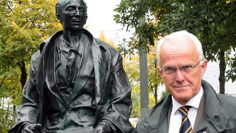Der ehemalige NRW- Ministerpräsident Jürgen Rüttgers (CDU) steht auf dem Johannes-Rau-Platz in Düsseldorf neben der kurz zuvor enthüllten Porträt-Büste von Karl Arnold (CDU), ehemaliger Ministerpräsident von Nordrhein-Westfalen.