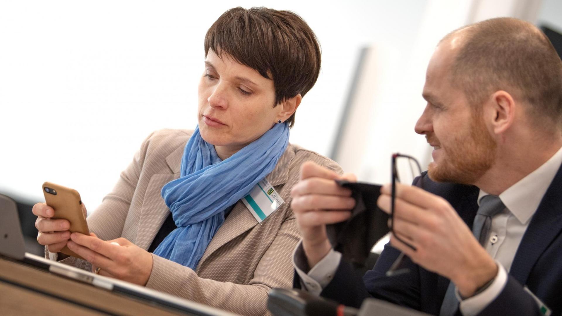 Frauke Petry (l), frühere Bundesvorsitzende der AfD, und ihr Anwalt Carsten Brunzel, sitzen vor Beginn der Verhandlung im Gerichtssaal. Frauke Petry (l), frühere Bundesvorsitzende der AfD, und ihr Anwalt Carsten Brunzel, sitzen vor Beginn der Verhandlung im Gerichtssaal.