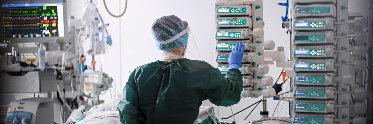 Eine Krankenschwester kümmert sich auf der Intensivstation um einen Covid-19-Patienten. Eine Krankenschwester kümmert sich auf der Intensivstation um einen Covid-19-Patienten.