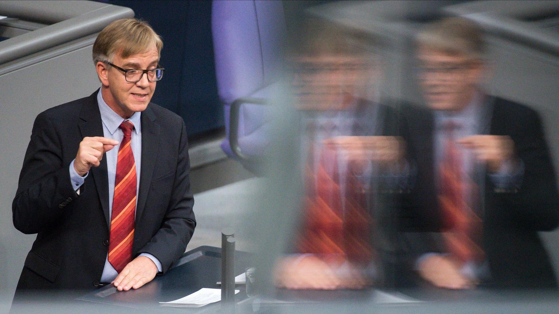 Dietmar Bartsch, Fraktionsvorsitzender der Partei Die Linke, spricht am 14.10.2015 im Deutschen Bundestag in Berlin bei der Debatte zu 70 Jahre Vereinte Nationen. Dietmar Bartsch, Fraktionsvorsitzender der Partei Die Linke, spricht am 14.10.2015 im Deutschen Bundestag in Berlin bei der Debatte zu 70 Jahre Vereinte Nationen.