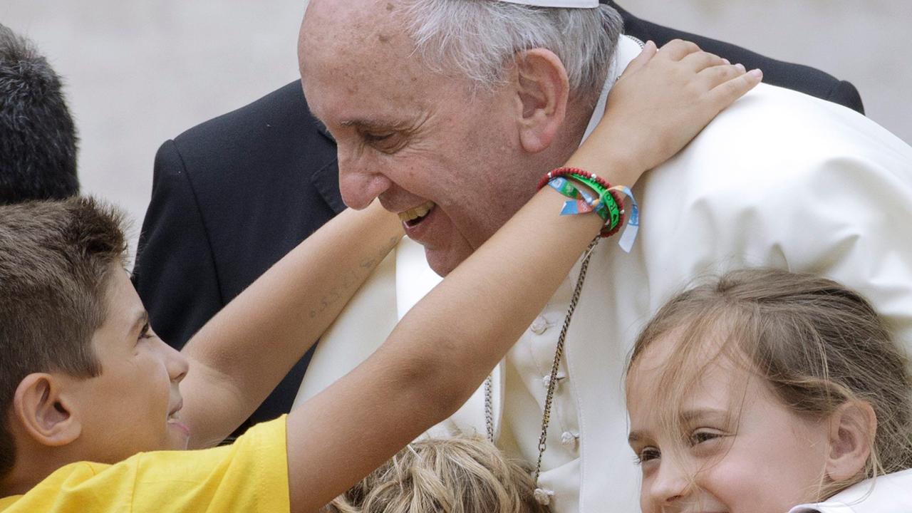 Papst Franziskus am 25.06.2014 mit Kindern bei seiner General-Audienz auf dem Petersplatz im Vatikan. Papst Franziskus am 25.06.2014 mit Kindern bei seiner General-Audienz auf dem Petersplatz im Vatikan.