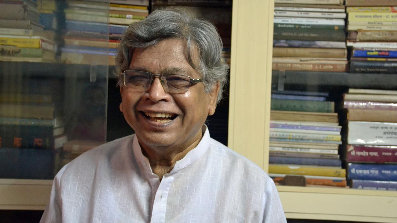 Raja Dhale von den "Dalit Panther" in seiner Bibliothek in Mumbai