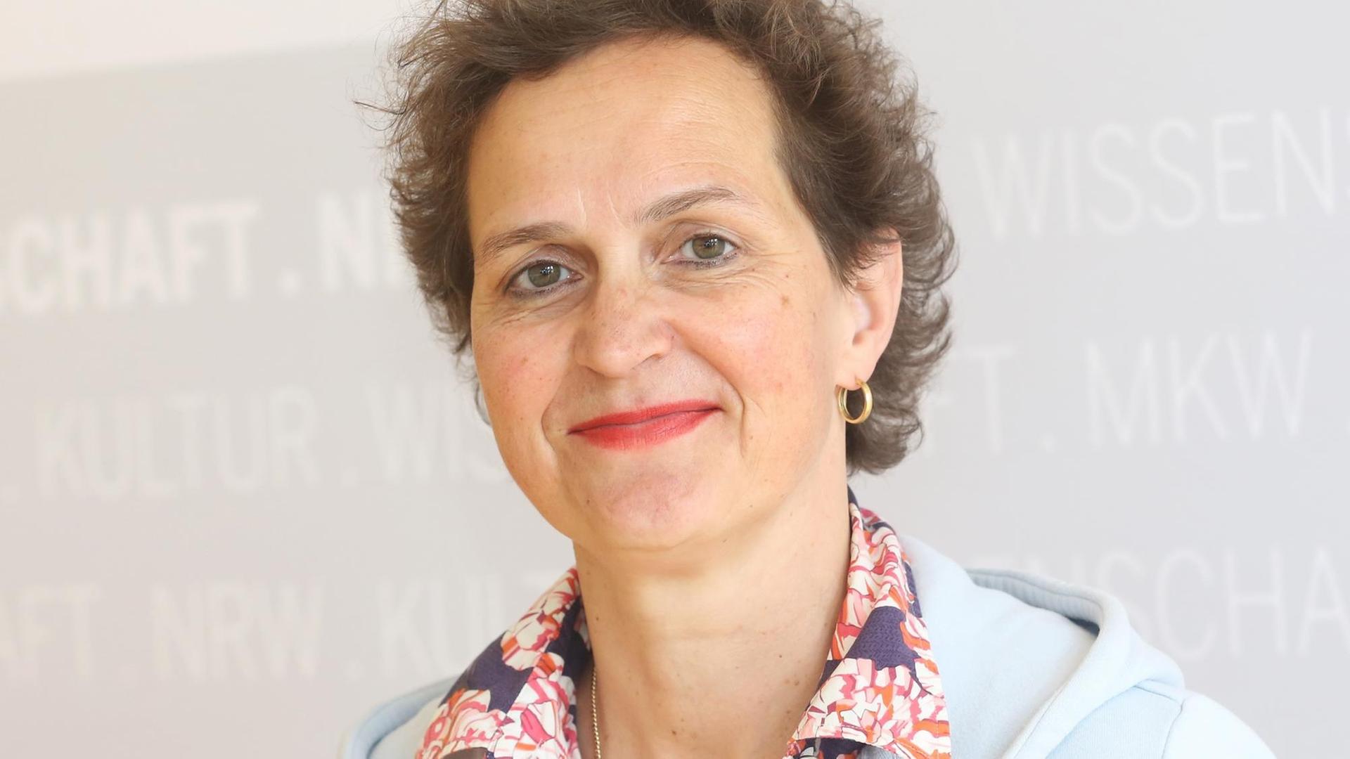 Barbara Frey blickt freundlich lächelnd in Richtung des Betrachters. Barbara Frey blickt freundlich lächelnd in Richtung des Betrachters.