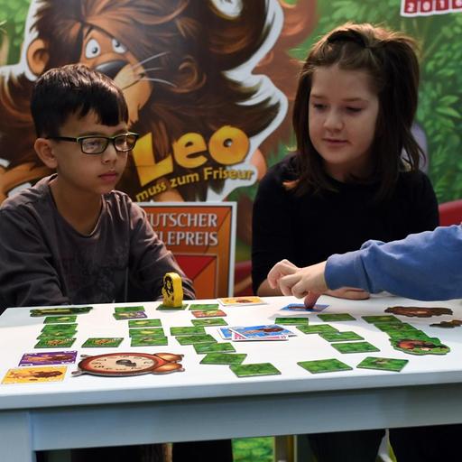 Kinder spielen auf der Messe in Essen