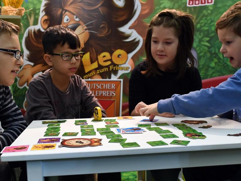 Kinder spielen auf der Messe in Essen