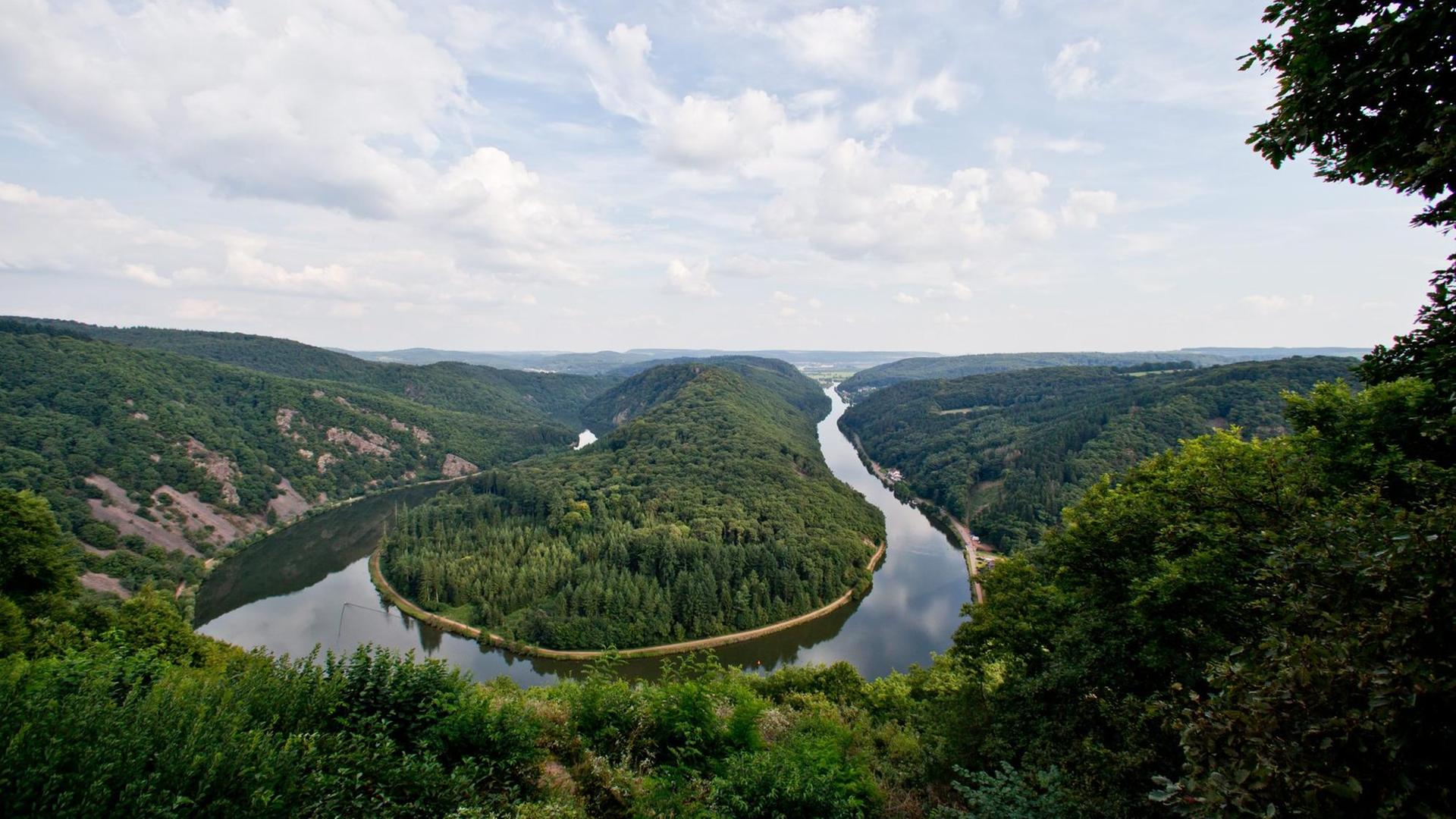Blick von dem felsigen Aussichtspunkt Cloef auf die Saarschleife in Orscholz. Blick von dem felsigen Aussichtspunkt Cloef auf die Saarschleife in Orscholz.