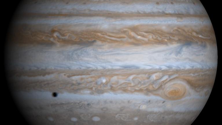Der Riesenplanet Jupiter wird bis Weihnachten den Ringplaneten Saturn überholen 