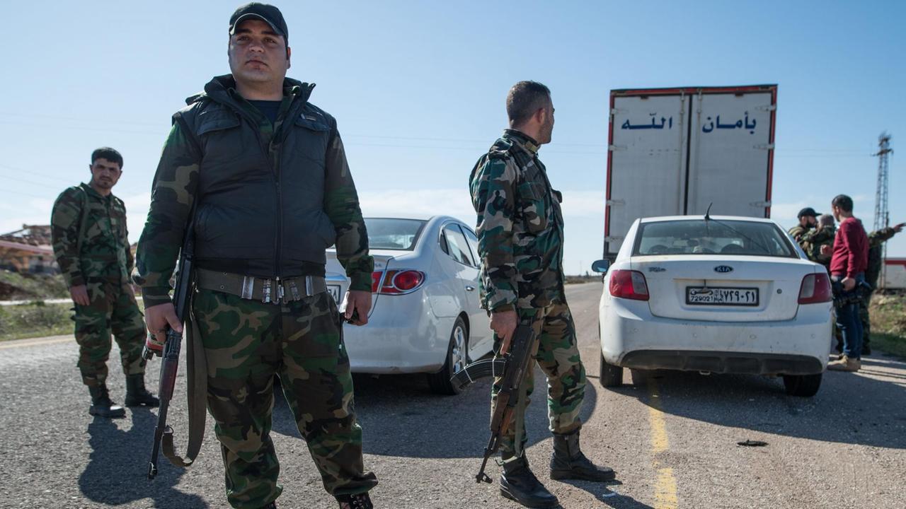 Sicherheitskräfte bewachen einen Hilfstransport in Syrien Sicherheitskräfte bewachen einen Hilfstransport in Syrien