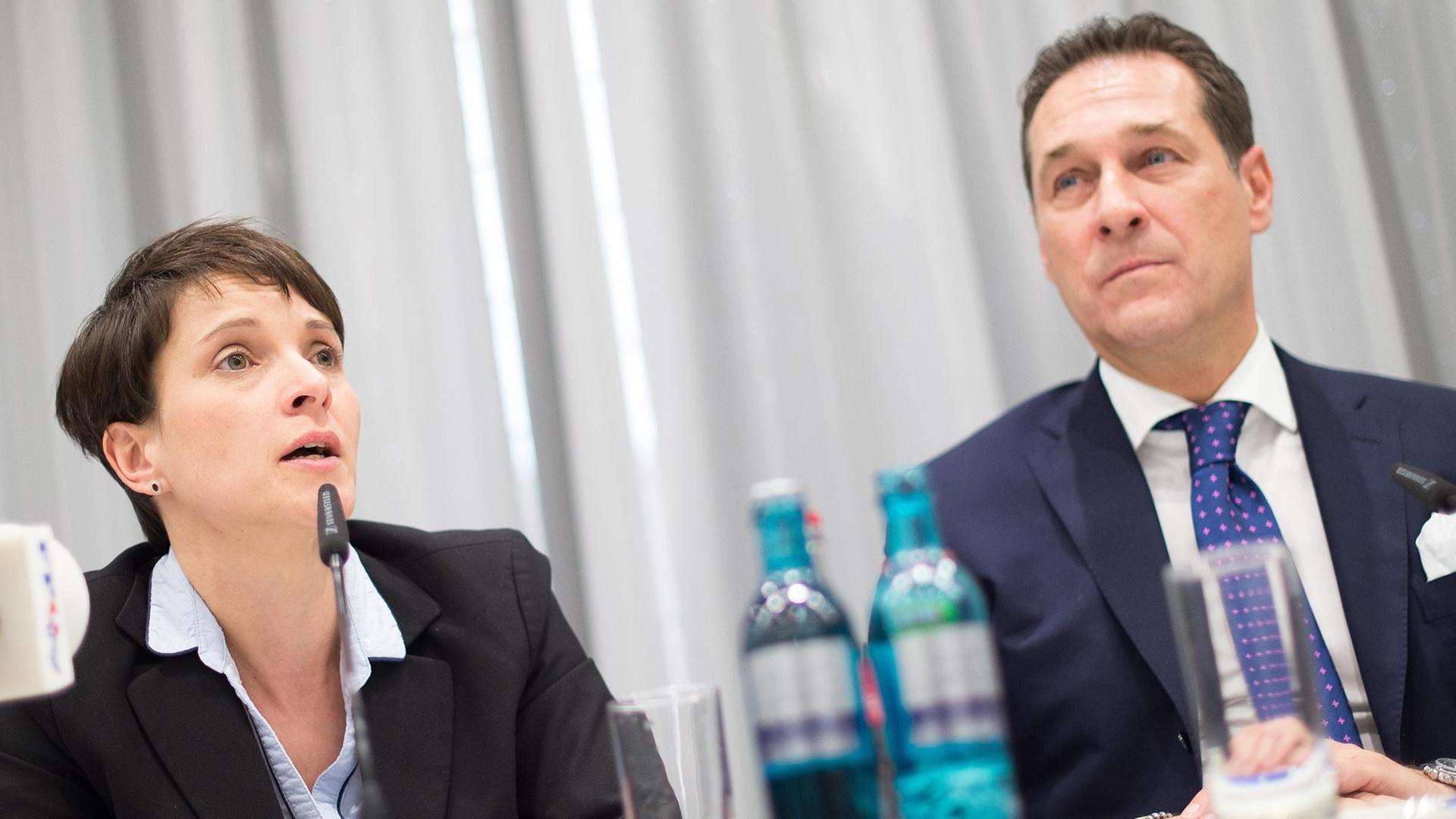 Die Bundesvorsitzende der Alternative für Deutschland (AfD), Frauke Petry, und der Bundesparteiobmann der Freiheitlichen Partei Österreichs (FPÖ), Heinz-Christian Strache Die Bundesvorsitzende der Alternative für Deutschland (AfD), Frauke Petry, und der Bundesparteiobmann der Freiheitlichen Partei Österreichs (FPÖ), Heinz-Christian Strache