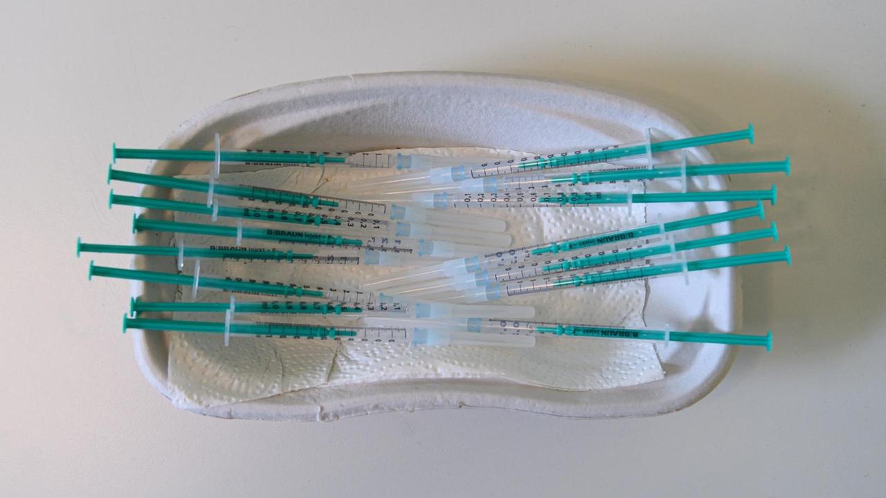 Spritzen mit dem Wirkstoff Comirnaty von Biontech/Pfizer gegen das Coronavirus liegen in einer Hausarztpraxis in einer Schale auf einem Tisch. Spritzen mit dem Wirkstoff Comirnaty von Biontech/Pfizer gegen das Coronavirus liegen in einer Hausarztpraxis in einer Schale auf einem Tisch.