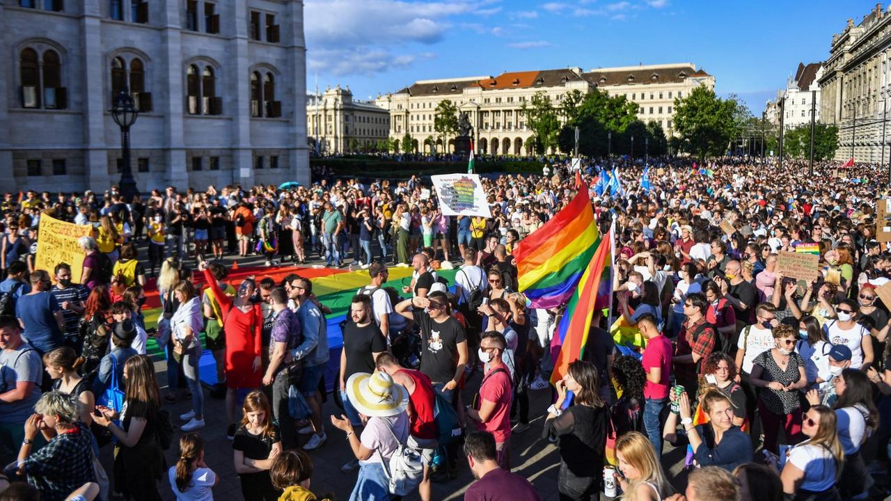 Eine Menschenmenge mit Regenbogen-Fahnen steht am Parlamentsgebäude Eine Menschenmenge mit Regenbogen-Fahnen steht am Parlamentsgebäude