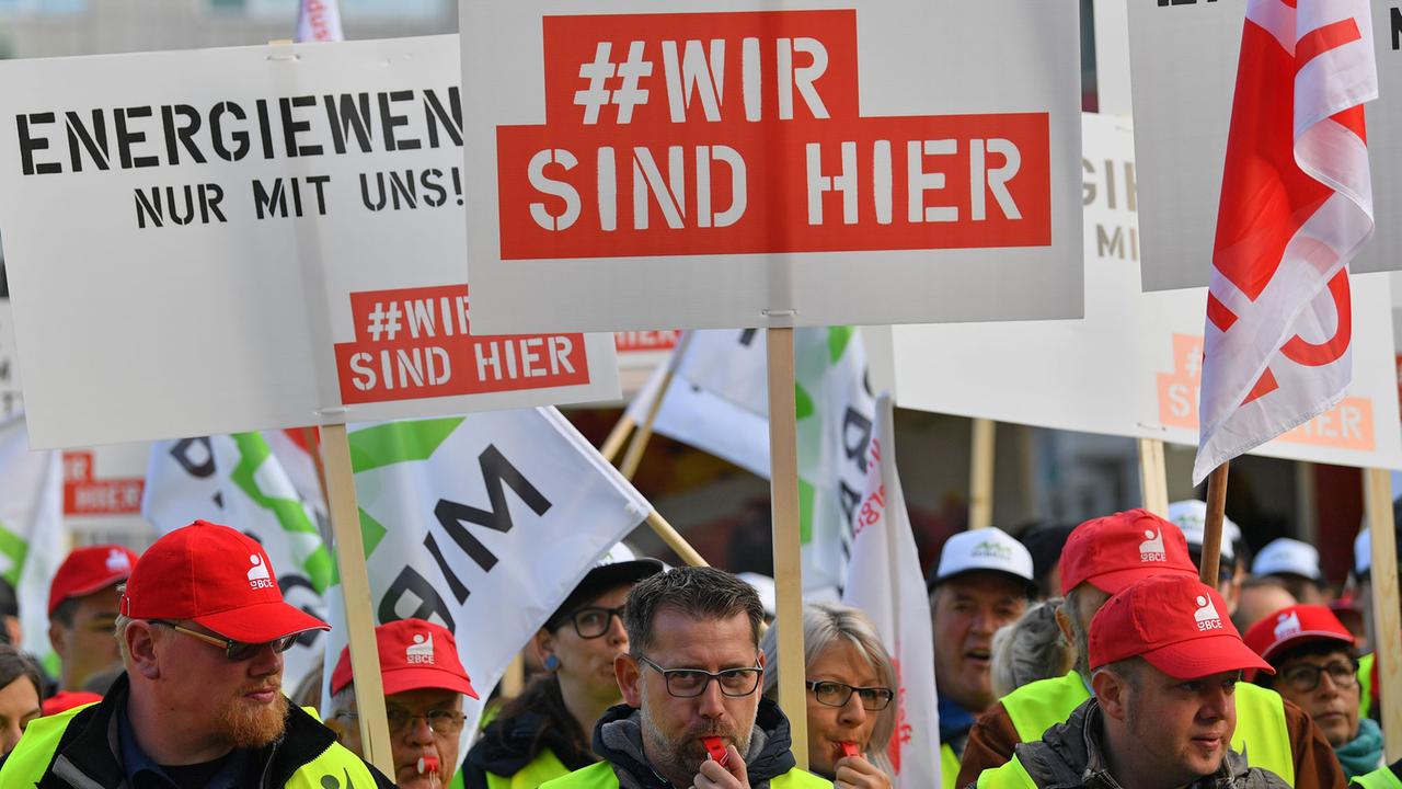 Beschäftigte aus dem Bergbau und der Chemiebranche demonstrieren im September 2018 in Halle/Saale für den Erhalt ihrer Arbeitsplätze.