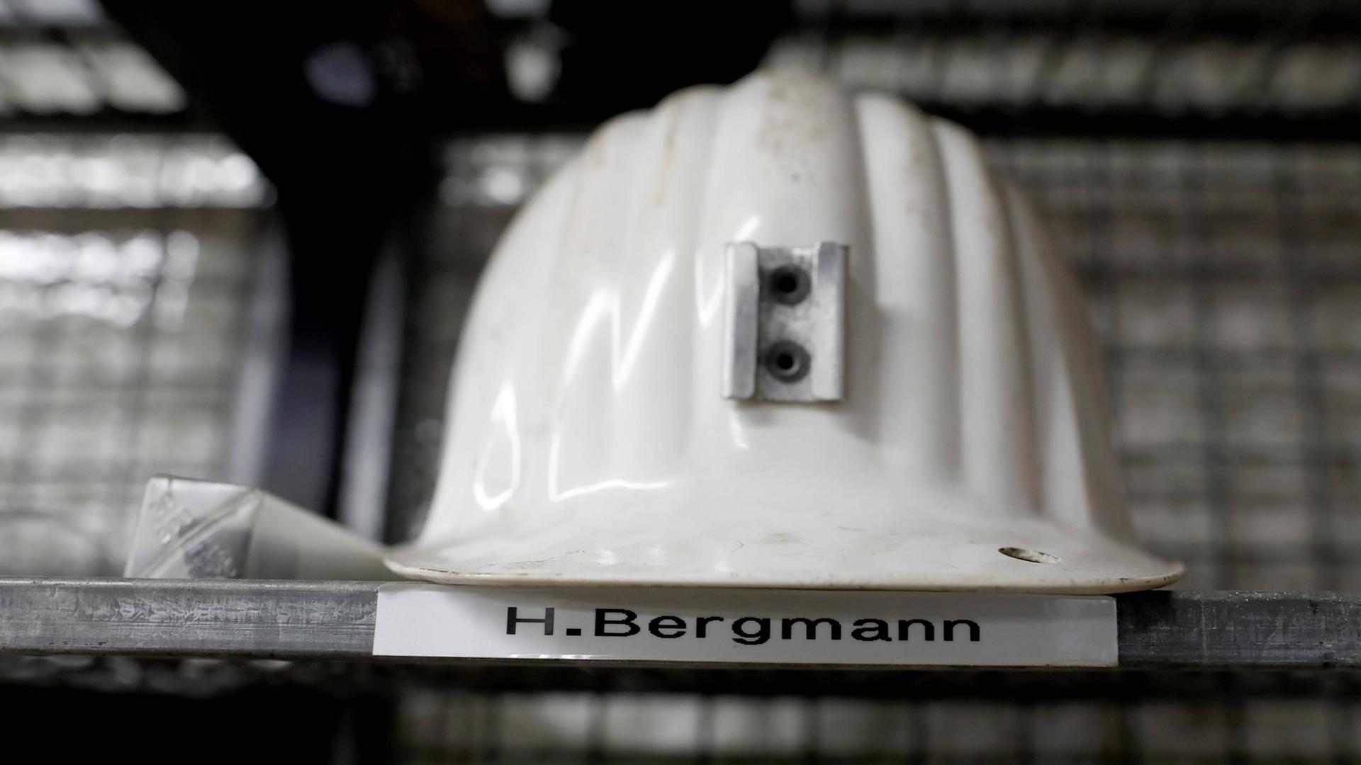 Grubenwehr-Helm von H. Bergmann im Bergwerk Prosper Haniel in Bottrop Grubenwehr-Helm von H. Bergmann im Bergwerk Prosper Haniel in Bottrop