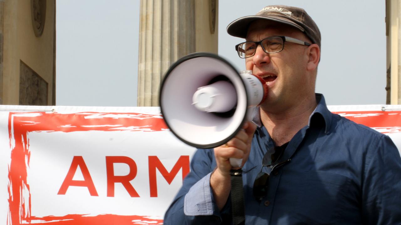 Der Soziologe Stefan Selke spricht auf den Aktionstagen "Armgespeist! 20 Jahre Tafeln sind genug!" vor dem Brandenburger Tor am 26.04.2013 in Berlin. Die Performance übt Kritik am Tafel-System. Ziel der Aktionstage ist es, die kritische Debatte im Hinblick auf die Ausbreitung von Tafeln Der Soziologe Stefan Selke spricht auf den Aktionstagen "Armgespeist! 20 Jahre Tafeln sind genug!" vor dem Brandenburger Tor am 26.04.2013 in Berlin. Die Performance übt Kritik am Tafel-System. Ziel der Aktionstage ist es, die kritische Debatte im Hinblick auf die Ausbreitung von Tafeln