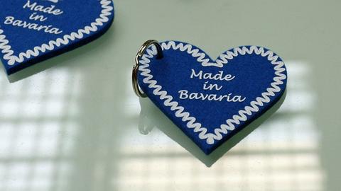 Blau-weiße Schlüsselanhänger in Herz-Form mit der Aufschrift "Made in Bavaria" 