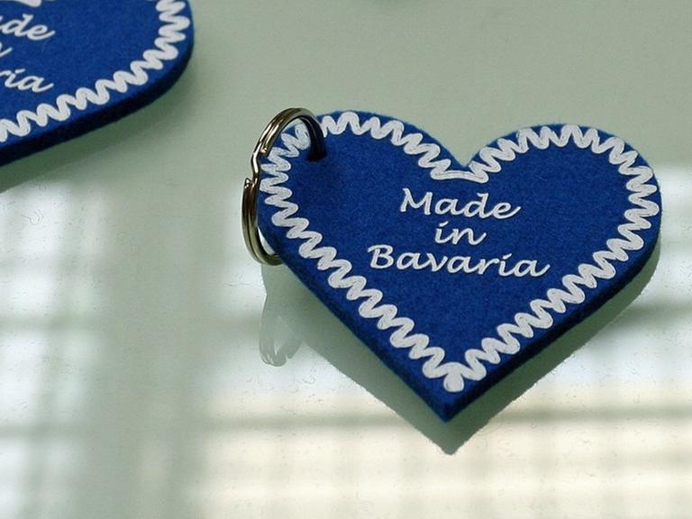 Blau-weiße Schlüsselanhänger in Herz-Form mit der Aufschrift "Made in Bavaria" 