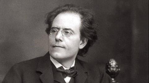 Ein Foto in Brauntönen von Mahler mit seiner typischen Brille.