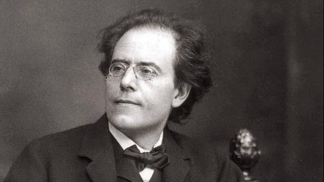 Ein Foto in Brauntönen von Mahler mit seiner typischen Brille.