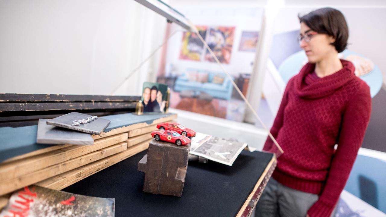 Eine Mitarbeiterin betrachtet eine Vitrine mit mehreren Gegenständen aus dem Besitz des verstorbenen Musikers Falco. Eine Mitarbeiterin betrachtet eine Vitrine mit mehreren Gegenständen aus dem Besitz des verstorbenen Musikers Falco.