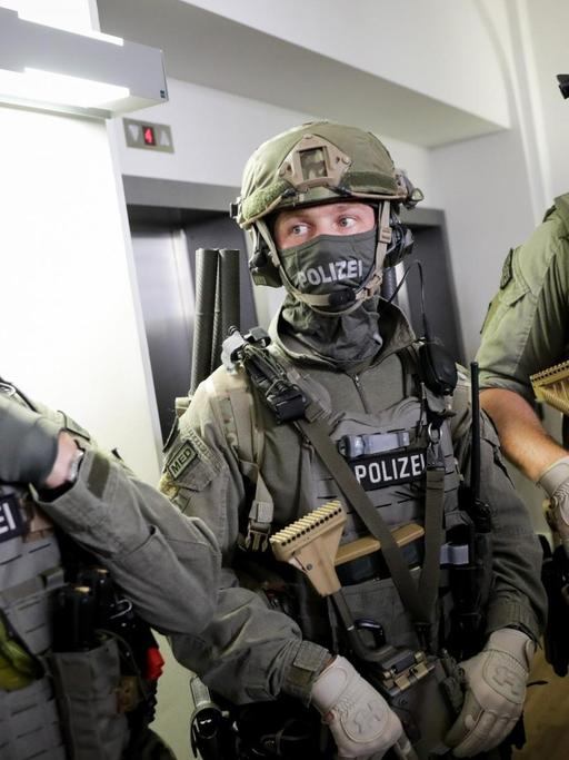 GSG9-Spezialeinsatzkräfte lassen sich am 08.08.2017 in Berlin beim Besuch des Bundesinnenministers in der neuen Bundespolizeidirektion 11 fotografieren und filmen.