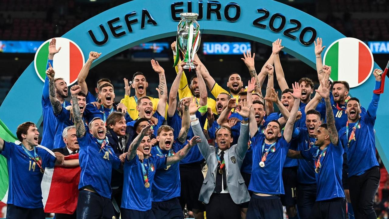 Die italienischen Fußballer feiern ihren Sieg.