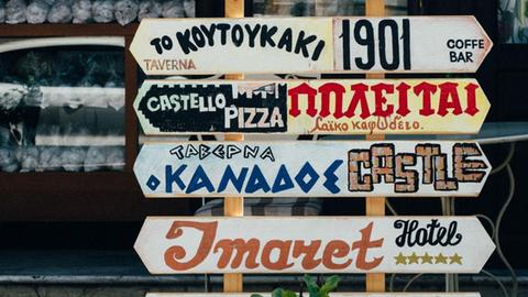 Schilder in verschiedenen Sprachen.