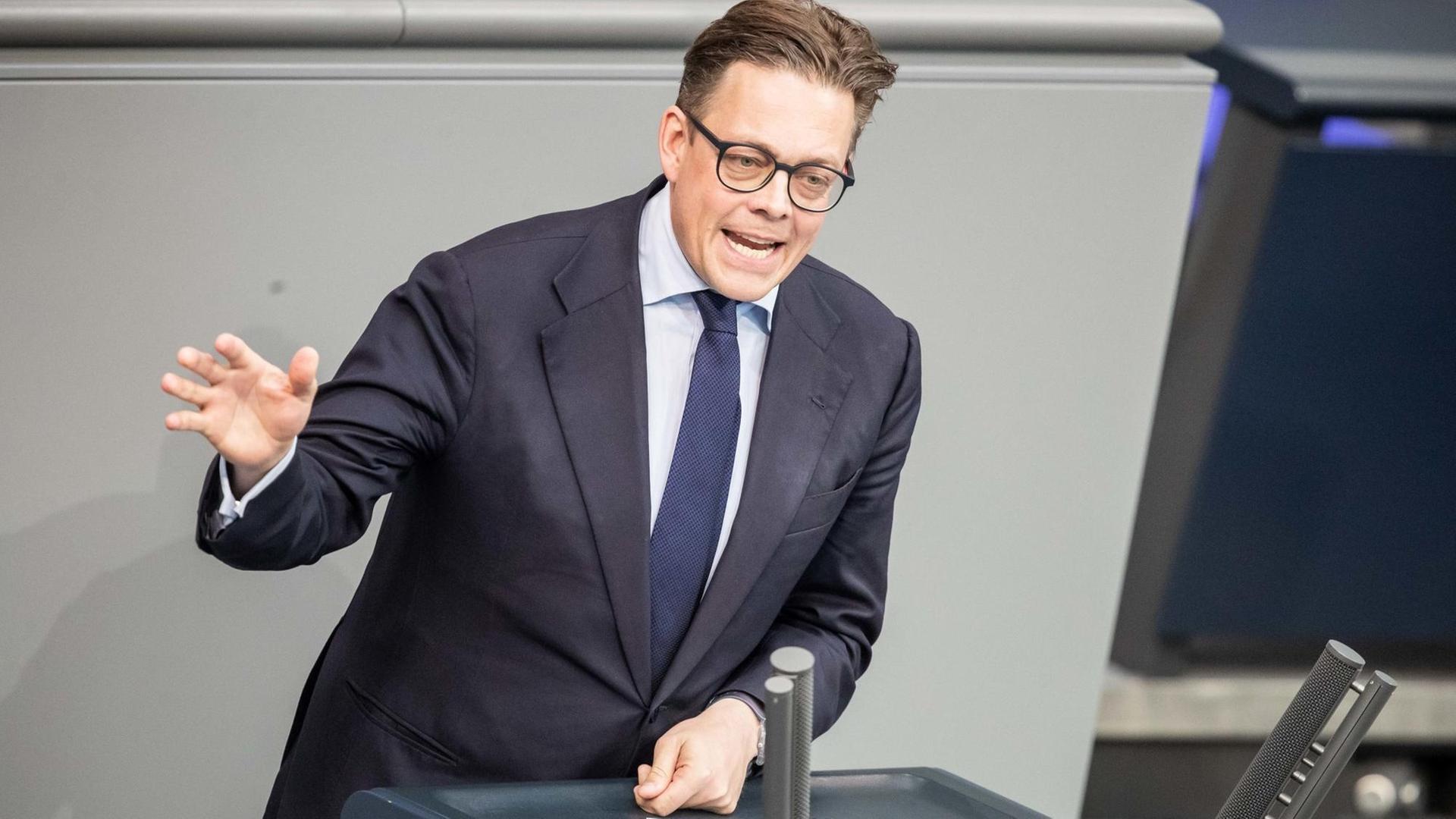 07.06.2019, Berlin: Konstantin von Notz (Bündnis90/Die Grünen) spricht im Plenum im Bundestag. Auf der Tagesordnung stehen unter anderem Abstimmungen zum Asyl- und Aufenthaltsrecht, zum Fachkräfteeinwanderungsgesetz und zum Ausländerbeschäftigungsförderungsgesetz. Foto: Christoph Soeder/dpa | Verwendung weltweit 07.06.2019, Berlin: Konstantin von Notz (Bündnis90/Die Grünen) spricht im Plenum im Bundestag. Auf der Tagesordnung stehen unter anderem Abstimmungen zum Asyl- und Aufenthaltsrecht, zum Fachkräfteeinwanderungsgesetz und zum Ausländerbeschäftigungsförderungsgesetz. Foto: Christoph Soeder/dpa | Verwendung weltweit