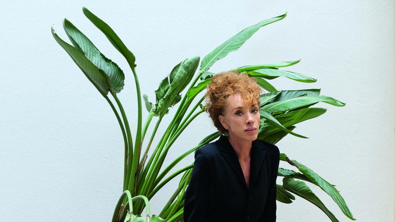 Porträtaufnahme von Sibylle Berg vor einer Zimmerpflanze. Porträtaufnahme von Sibylle Berg vor einer Zimmerpflanze.