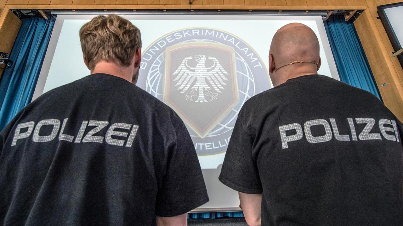 Experten der "Cybercrime Intelligence Unit" des Bundeskriminalamtes (BKA) bereiten am 27.07.2016 in Wiesbaden (Hessen) in der Zentrale des BKA ihre Präsentation vor. Das BKA stellte das Cybercrime-Lagebild 2015 vor Experten der "Cybercrime Intelligence Unit" des Bundeskriminalamtes (BKA) bereiten am 27.07.2016 in Wiesbaden (Hessen) in der Zentrale des BKA ihre Präsentation vor. Das BKA stellte das Cybercrime-Lagebild 2015 vor