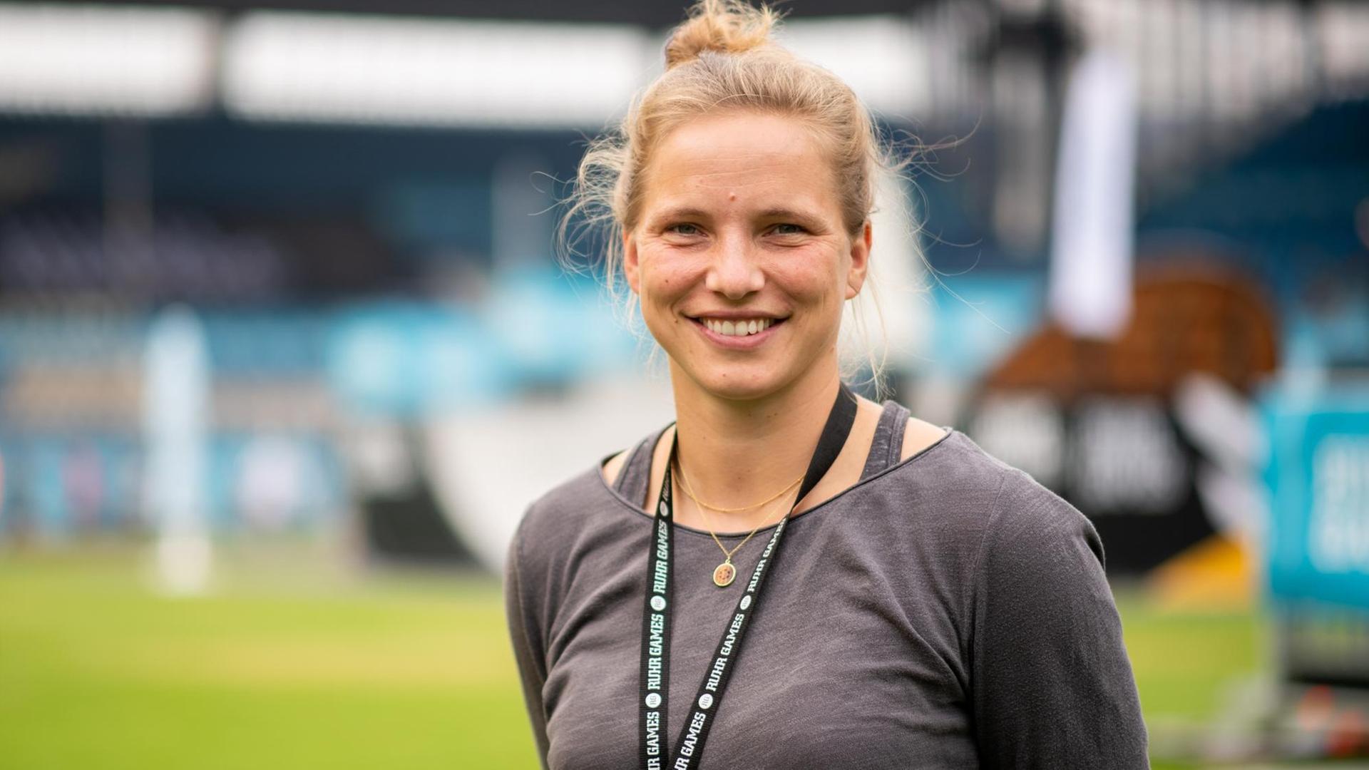 Präsidentschaftskandidatin für Turbine Potsdam, Tabea Kemme, in einem Stadion. Präsidentschaftskandidatin für Turbine Potsdam, Tabea Kemme, in einem Stadion.