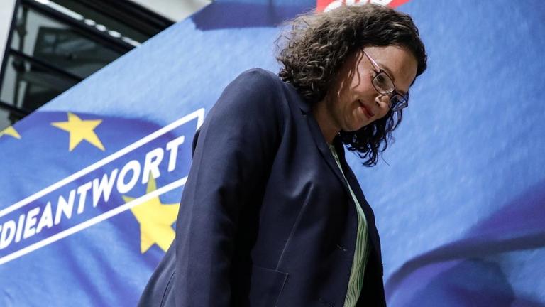 Andrea Nahles, SPD-Bundesvorsitzende und Fraktionsvorsitzende, verlässt bei einer Pressekonferenz in der SPD-Parteizentrale das Podium Andrea Nahles, SPD-Bundesvorsitzende und Fraktionsvorsitzende, verlässt bei einer Pressekonferenz in der SPD-Parteizentrale das Podium