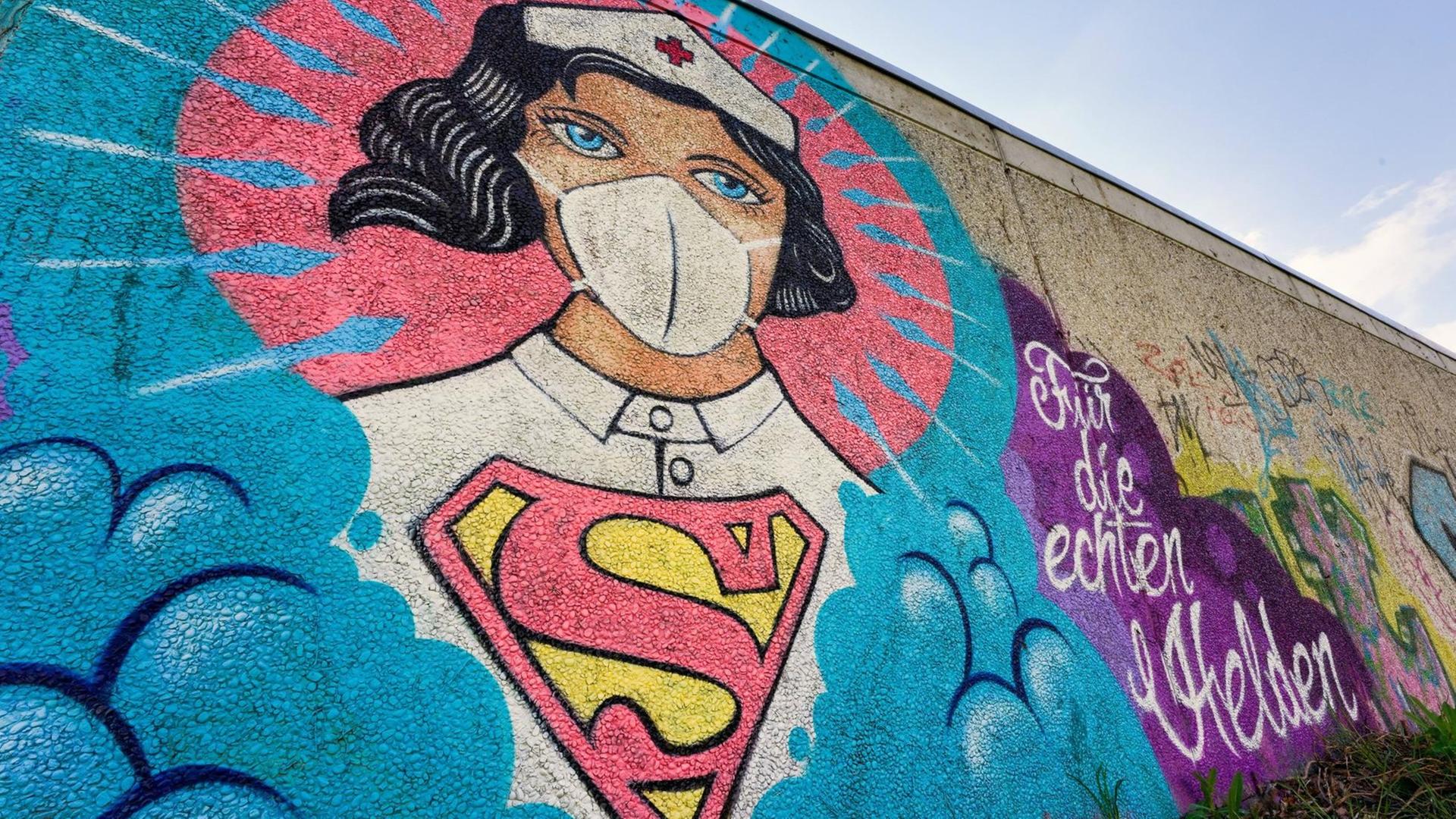 Das Graffiti Super-Nurse an einer Wand in Hamm. Das Graffiti Super-Nurse an einer Wand in Hamm.
