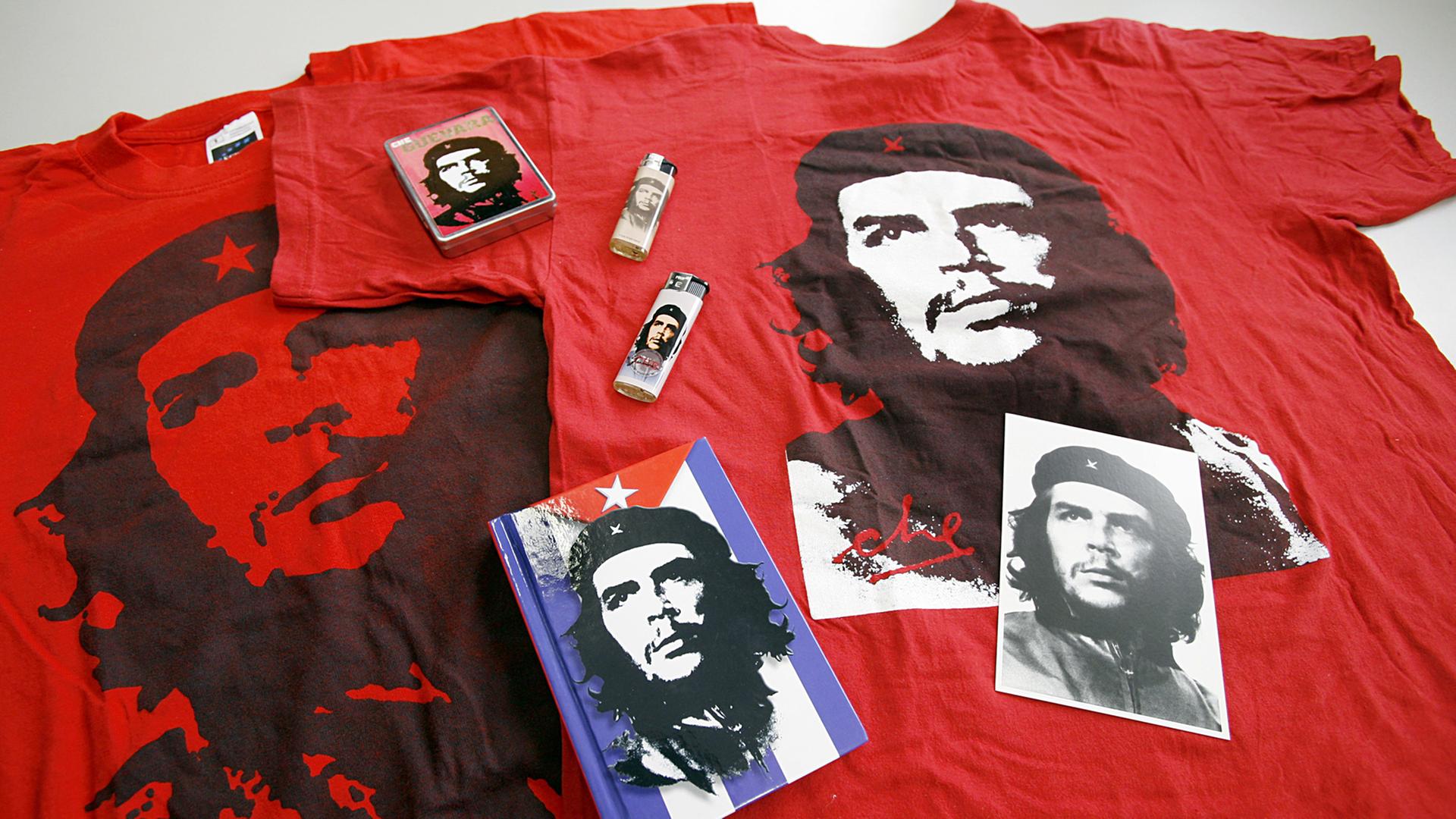 Feuerzeuge, Notizbücher, Postkarten und zwei rote T-Shirts mit immer dem gleichen Konterfei des südamerikanischen Guerilla-Führer Ernesto "Che" Guevara. Feuerzeuge, Notizbücher, Postkarten und zwei rote T-Shirts mit immer dem gleichen Konterfei des südamerikanischen Guerilla-Führer Ernesto "Che" Guevara.