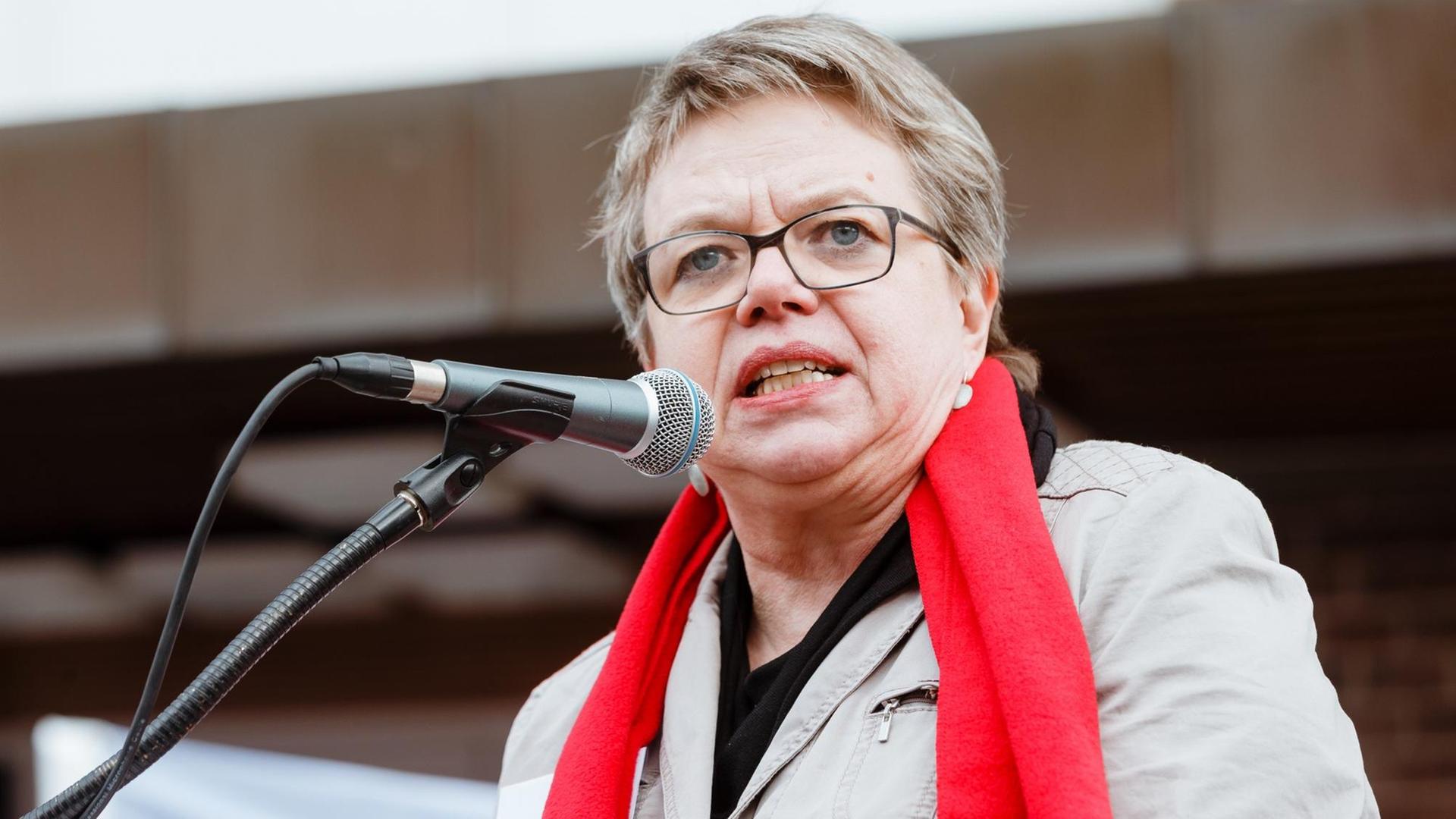 Marlis Tepe, Bundesvorsitzende der Gewerkschaft Erziehung und Wissenschaft (GEW), spricht bei einer Kundgebung in Kiel Marlis Tepe, Bundesvorsitzende der Gewerkschaft Erziehung und Wissenschaft (GEW), spricht bei einer Kundgebung in Kiel