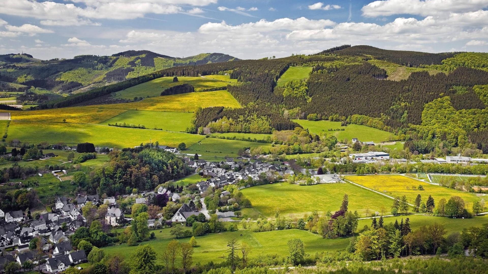 Bruchhausen im Sauerland (NRW) - ländliche Gegenden erleben ein Schrumpfen ihrer Bevölkerung. Bruchhausen im Sauerland (NRW) - ländliche Gegenden erleben ein Schrumpfen ihrer Bevölkerung.