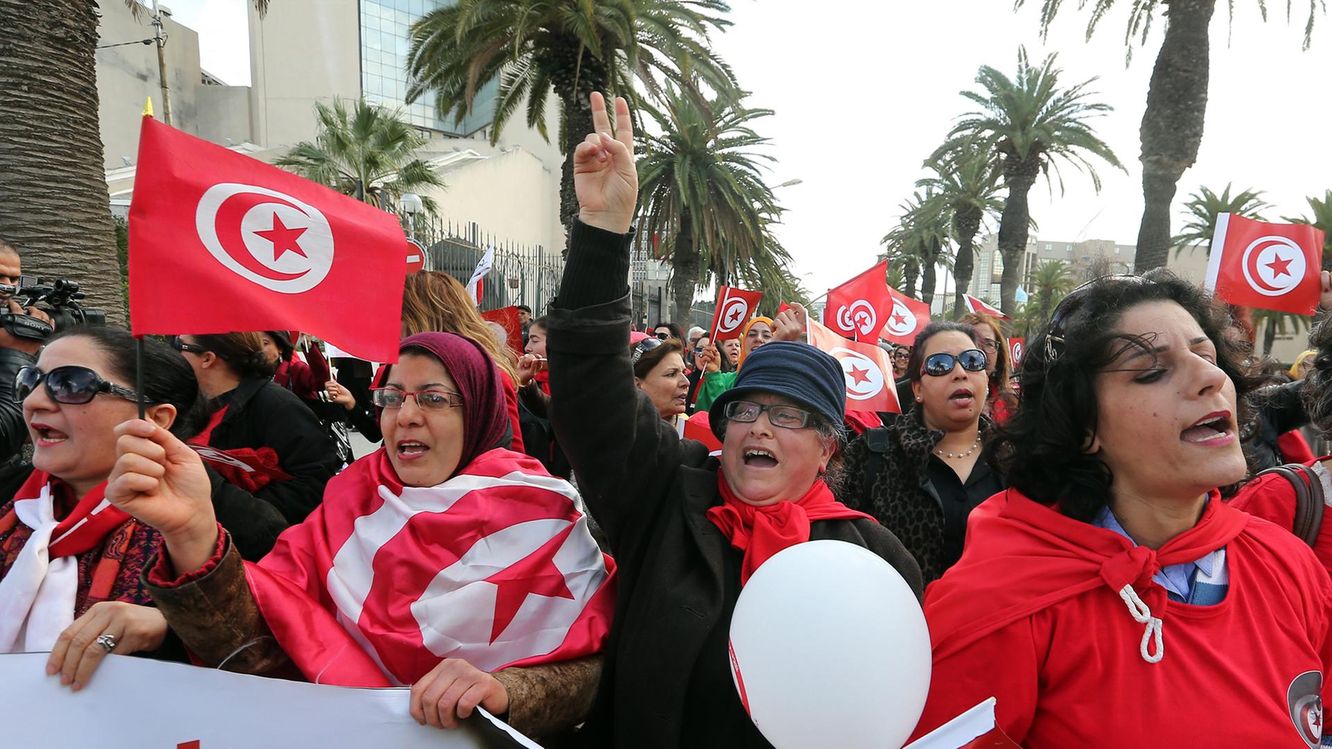 Tunesierinnen demonstrieren am internationalen Frauentag 2014 in Tunis für mehr Rechte. (8.3.2014) Tunesierinnen demonstrieren am internationalen Frauentag 2014 in Tunis für mehr Rechte. (8.3.2014)