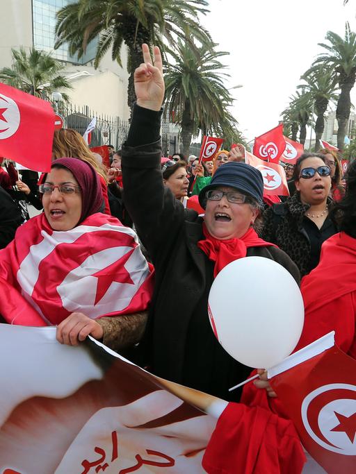 Tunesierinnen demonstrieren am internationalen Frauentag 2014 in Tunis für mehr Rechte. (8.3.2014)